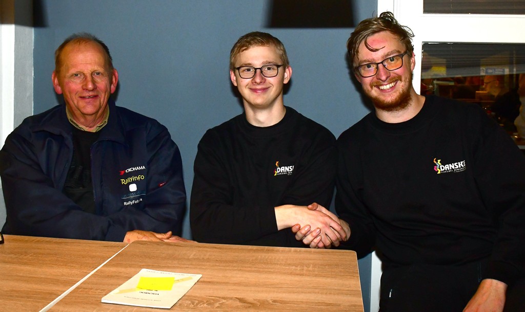 Mission completed: Anders Kirkeby Hansen og Nicolai Aamann (t.h.) og servicemand Poul Erik Hansen (t.v.) lykønsker hinanden med DM-sejren for andet år i træk.
(Foto: Morten Dam/Specialpress@gmail.com)